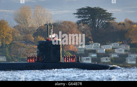 Das Atom-U-Boot HMS Trafalgar gleitet einen Tag nach der Landflucht vor der schottischen Isle of Skye auf der Clyde in den Marinestützpunkt Faslane hinab. Ein hochrangiger Marinebeamter hat zugelassen, dass während des Vorfalls ein Auszubildender an der Spitze des Schiffes gestanden hat. Stockfoto