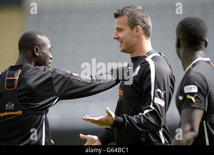 Papiss Cisse von Newcastle United (links) und Steven Taylor während einer Trainingseinheit im St James' Park, Newcastle. Stockfoto