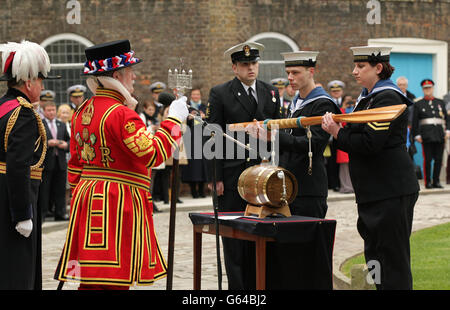 Mitarbeiter von drei Schiffen der Marine - HMS Illustrious, HMS Edinburgh und HMS Blythe - liefern ein Barrel Wein (stellvertretend für die "Dues"), während sie zum ersten Mal an der historischen Zeremonie der Gebühren des Constable, am Tower of London teilnehmen, Im Rahmen des 70. Jahrestages der Schlacht am Atlantik. Stockfoto