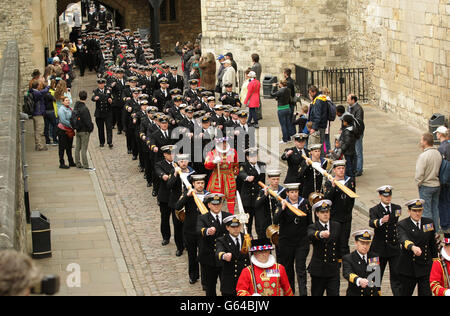 Mitarbeiter von drei Schiffen der Marine - HMS Illustrious, HMS Edinburgh und HMS Blythe - liefern ein Barrel Wein (stellvertretend für die "Dues"), während sie zum ersten Mal an der historischen Zeremonie der Gebühren des Constable, am Tower of London teilnehmen, Im Rahmen des 70. Jahrestages der Schlacht am Atlantik. Stockfoto