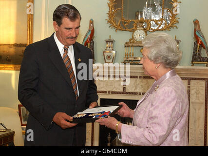 Königin Elizabeth II (rechts) empfängt den Präsidenten der Vereinigten Mexikanischen Staaten, Senor de Fox und seine Frau Senora de Fox im Buckingham Palace, London. Stockfoto