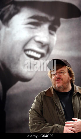 Der amerikanische Film- und Dokumentarfilmer und Autor Michael Moore am Roundhouse Theatre in London für eine Fotoausstellung, um für seine neue Show 'Michael Moore Live!' zu werben. * die als Plattform für die Äußerung widerwärtiender Meinungen über Amerikas politische und legislative Systeme beschrieben wird. Stockfoto