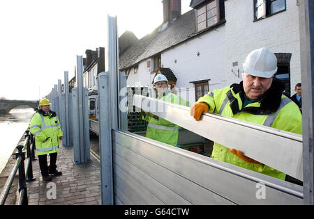 Entlang des Flussufers in Bewdley, West Midlands, werden Hochwasserschutzeinrichtungen installiert, die die Ingenieure testen werden. * Sie sind die ersten ablösbaren Hochwasserbarrieren des Landes und werden im nahegelegenen Kidderminster gelagert, aber herausgebracht und auf spezielle Bodenplatten am Kai geschraubt, um die Bewohner und Unternehmen der Stadt vor den Überschwemmungen zu schützen, die sie in den letzten Jahren erlitten haben. Experten des Umweltbundesamtes bauen die 3 m langen Barrieren am Fluss im Rahmen einer zweitägigen Simulationsübung zusammen, um zu sehen, wie gut das Personal geschult ist, um auf eine echte Katastrophe zu reagieren. Stockfoto