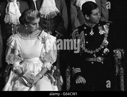 Die Prinzessin von Wales, die die Tiara von Spencer und den Prinz von Wales trägt, in voller Marineuniform im House of Lords für die Eröffnung des Parlaments durch den Staat. Stockfoto