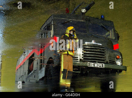 Korporal Michael Cornwell, ein Mitglied des Cambridgeshire RAF Fire Teams, bei RAF Wyton, Cambridgeshire in Vorbereitung auf den nationalen Streik der Fire Brigades Union. Stockfoto