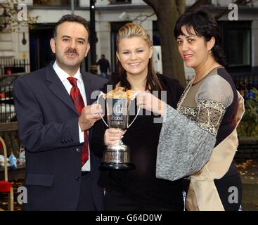 Der ehemalige Atomic Kitten und TV-Moderator Kerry McFadden überreicht Andrew und Yasmin Thrasyvoulou vor dem Cafe Royal in London den Preis für den besten Fish & Chip Shop Großbritanniens für ihr Restaurant The Brownsover Fish Bar in Rugby. * Kerry wurde zum Gesicht des Wettbewerbs gewählt, als sie in einem Fisch- und Chipgeschäft in Warrington arbeitete, bevor sie zu einer erkennbaren öffentlichen Persönlichkeit wurde. Stockfoto