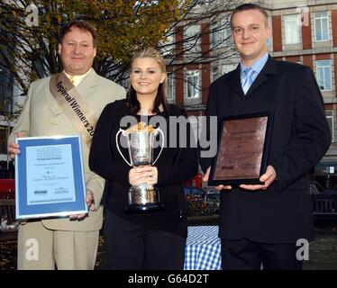 Der ehemalige Atomic Kitten und TV-Moderator Kerry McFadden überreicht Philip Lye (Eigentümer, links) und Andrew Cooper von 'Seafare' Guildford, Surrey, den Preis des Southeast's Finest Fish & Chip Shop. * Kerry wurde zum Gesicht des Wettbewerbs gewählt, als sie in einem Fisch- und Chipshop in Warrington arbeitete, bevor sie eine erkennbare öffentliche Figur wurde. Stockfoto