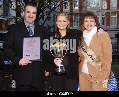 Der ehemalige Atomic Kitten und TV-Moderator Kerry McFadden überreicht Andy und Tina Whincup, Eigentümer der The Galleon in Colwyn Bay, Wales, den Preis für den Welsh Finest Fish & Chip Shop außerhalb des Cafe Royal. * Kerry wurde zum Gesicht des Wettbewerbs gewählt, als sie in einem Fisch- und Chipgeschäft in Warrington arbeitete, bevor sie zu einer erkennbaren öffentlichen Persönlichkeit wurde. Stockfoto