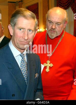 Der Bischof von London, der rechte Rev. Richard Chartres, begleitet seine Königliche Hoheit, den Prinzen von Wales, bei der offiziellen Eröffnung des St. Ethelburga's Centre for Reconciliation and Peace, das nach der Zerstörung der Kirche im Jahr 1993 * durch die Bombe der IRA Bishopsgate wieder aufgebaut wurde. Stockfoto