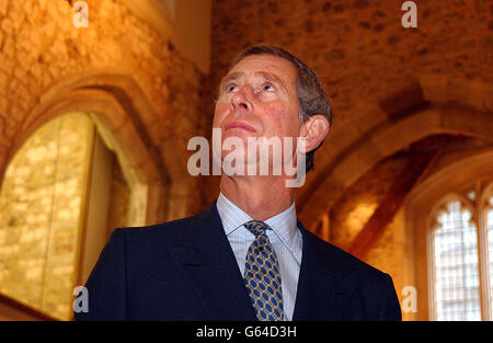 S.H. der Prinz von Wales, bei der offiziellen Eröffnung des St. Ethelburga's Centre for Reconciliation and Peace, das nach der Zerstörung der Kirche im Jahr 1993 durch die IRA's Bishopsgate Bombe wieder aufgebaut wurde. Stockfoto