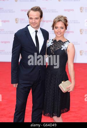 Oliver Dimsdale und Zoe Tapper kommen für die 2013 Arqiva British Academy Television Awards in der Royal Festival Hall, London. Stockfoto