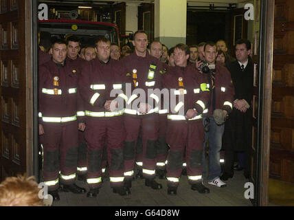 Andy Gilchrist (rechts), Generalsekretär der Fire Brigades Union, steht mit Feuerwehrleuten der Lambeth Fire Station, London, zu Beginn des landesweiten Feuerwehrstreiks. Stockfoto