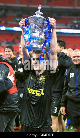 Fußball - FA Cup - Finale - Manchester City / Wigan Athletic - Wembley Stadium. Callum McManaman von Wigan Athletic feiert mit dem FA Cup Stockfoto