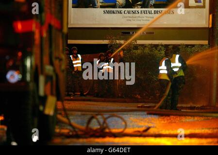 Crews der Green Goddess bekämpfen ein Feuer in Farmaloan Rd, Rutherglen, Glasgow, Schottland. Stockfoto