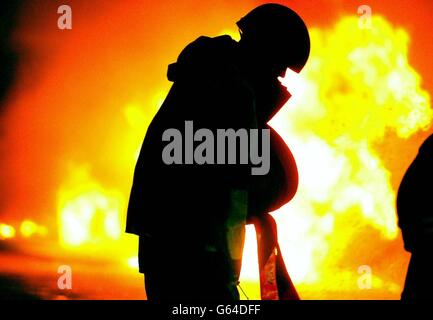 Eine Green Goddess Crew bei der Arbeit in den Straßen von Cambridge, als sie ein Autofeuer auslöschen, während der Feuerstreik beginnt. Stockfoto