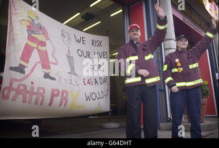 Die Feuerwehrleute Dave Clarke und Bec Bray geben zu, dass Autofahrer ihre Hörner hören, als sie an der Streikschnur der Feuerwehr Islington im Norden Londons vorbeifahren, wo die Feuerwehrleute an einem nationalen 48-Stunden-Streik teilnehmen, um eine Gehaltserhöhung von 40 % zu unterstützen. *... Drei Menschen starben bei Hausbränden, und die Einsatzkräfte, die für die streikenden Feuerwehrleute einstanden, beantworteten Hunderte von Notrufen. Stockfoto