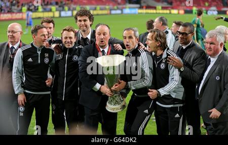 Chelsea Interim Manager Rafael Benitez (Mitte) und seine Mitarbeiter feiern Mit der UEFA Europa League Trophäe nach dem Spiel Stockfoto