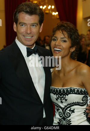 James Bond stellt Pierce Brosnan und Halle Berry bei der Weltpremiere ihres neuen Films die Another Day vor, der von Königin Elizabeth II. In der Royal Albert Hall besucht wurde. Stockfoto