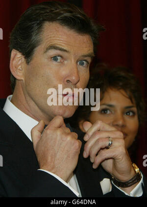 Pierce Brosnan und Halle Berry kommen zur Weltpremiere des neuen James-Bond-Films „die Another Day“ in Anwesenheit der britischen Königin Elizabeth II. In der Royal Albert Hall an. Stockfoto