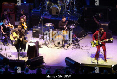 Manic Street Preachers von links nach rechts; James Dean Bradfield, Sean Moore und Nicky Wire treten während ihres Carling Homecoming in der St. David's Hall in Cardiff auf. Stockfoto