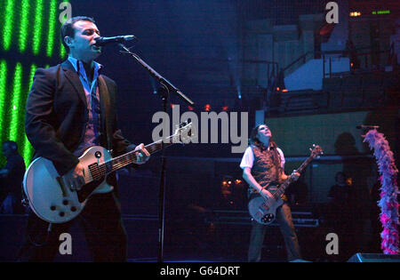 Manic Street Preachers' Nicky Wire (rechts) und James Dean Bradfield führen während ihrer Carling Homecoming in der St. David's Hall in Cardiff auf. Stockfoto