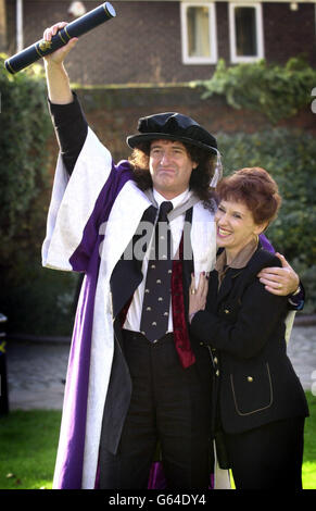 Queen-Gitarrist und Amateurastronom Brian May mit seiner Frau Anita Dobson vor der Kathedrale von St. Albans, nachdem er von der University of Hertfordshire die Ehrendoktorwürde für Wissenschaft erhalten hatte. * berühmter jetzt für Gitarren anstatt Sterne, Mai 55, war ein versierter Astronomie-Student am Imperial College in London. Er arbeitete an seiner Promotion, als seine Rockstar Karriere startete und während er ein großes Interesse an Astronomie er nie beendet den Abschluss. Stockfoto