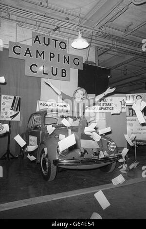 Schauspielerin Susan Hampshire in einer Flut von Tombola-Tickets bei Colex ' 70, der 12. Jährlichen Camping and Outdoor Life and Travel Exhibition, die in Olympia, London, eröffnet wurde. Susan sitzt auf der Motorhaube des neuen Volkswagon-Käfer, der den ersten Preis in einer Verlosung erhält, die vom Eastern Center des Volkswagon Owner's Club in Zusammenarbeit mit der Stars Organization for Spastics organisiert wird. Die Verlosungstickets wurden von der Schauspielerin verkauft. Stockfoto