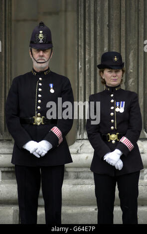 Zwei City of London Polizeibeamte in zeremoniellen Kleid in St. Paul's Cathedral, London, für den Gottesdienst der Thanksgiving für das Goldene Jubiläum von HM der Königin. Stockfoto