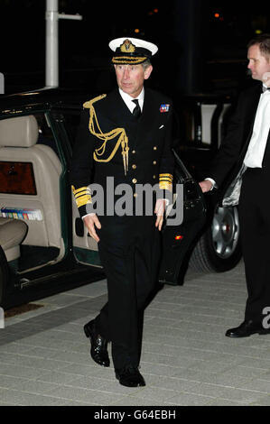 Der Prinz von Wales in der Uniform des Vizeadmiral kommt zu einer Vorführung des neuen James-Bond-Films "die andere Tag" in Gunwharf Quays in Portsmouth. * der Prinz nahm als Präsident der Royal Naval Film Charity an der Charity-Veranstaltung Teil, nachdem er eine Action-Ausstellung im Bond-Stil der nahe gelegenen Royal Navy miterlebt hatte. Stockfoto