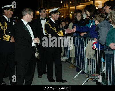 Der Prinz von Wales in der Uniform des Vizeadmiral wird von den willentlichen Anglern begrüßt, als er zur Vorführung des neuen James-Bond-Films „die Another Day“ in den Gunwharf Quays in Portsmouth eintrifft. * der Prinz nahm als Präsident der Royal Naval Film Charity an der Charity-Veranstaltung Teil, nachdem er eine Action-Ausstellung im Bond-Stil der nahe gelegenen Royal Navy miterlebt hatte. Stockfoto