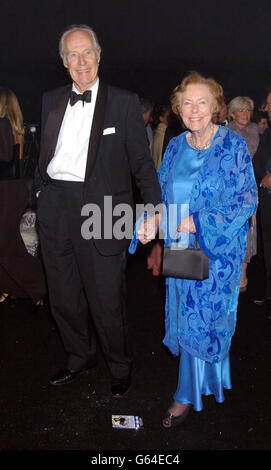 George Martin und seine Frau Judy auf der After Party des neuen James Bond Films 'die Another Day', in Kensington, London. Stockfoto