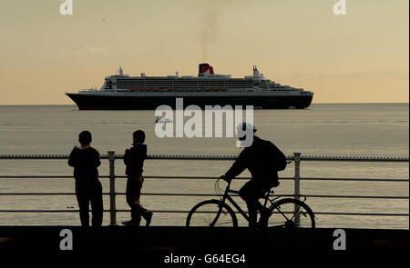 Eines der weltweit größte Ozeandampfer, die RMS Queen Mary II als es macht ihr Mädchen nach Dun Laoghaire zu besuchen. Stockfoto