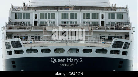 Eines der weltweit größte Ozeandampfer, die RMS Queen Mary II als es macht ihr Mädchen nach Dun Laoghaire zu besuchen. Stockfoto