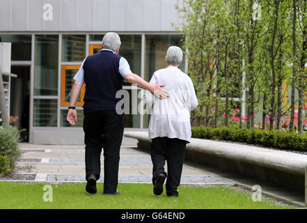 Krebs leidende Maureen Fleming mit ihrem Mann Ian aus Smollett Spaziergang durch das Gelände an das schottische Parlament nach gerade erste Minister Fragen heute an das schottische Parlament in Edinburgh Stockfoto