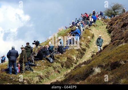 Zuschauer warten auf den Battle of Britain Memorial Flight-Flug über dem Derwent Reservoi als Teil einer Reihe von Veranstaltungen zum 70. Jahrestag des Dambusters-Überfalls. Stockfoto