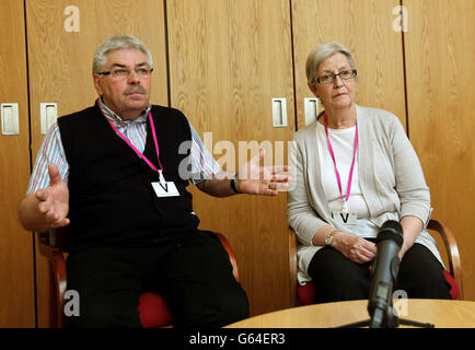 Die Krebserkrankung Maureen Fleming mit ihrem Mann Ian aus Bonhill sprach vor den Medien im schottischen Parlament, nachdem sie die ersten Fragen des Ministers im schottischen Parlament in Edinburgh beobachtet hatte. Stockfoto