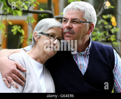 Die Krebserkrankung Maureen Fleming mit ihrem Mann Ian aus Bonhill im schottischen Parlament, nachdem sie die Fragen des Ersten Ministers im schottischen Parlament in Edinburgh beobachtet hatte. Stockfoto