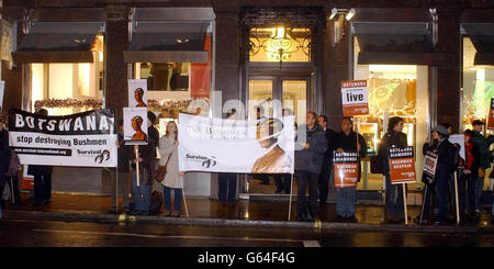 Demonstranten vor dem neuen DeBeers Diamond Store in der Old Bond Street, London, der gerade eröffnet wird. Sie lehnen die angebliche Behandlung der Buschmänner von Botswana durch das Unternehmen ab. Stockfoto