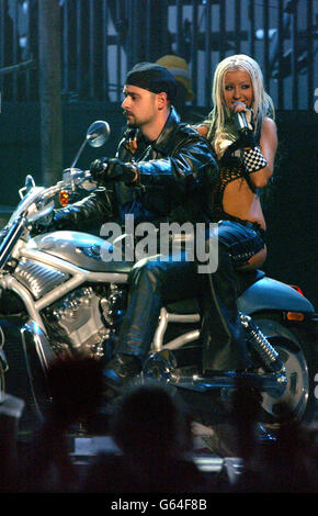 Die Sängerin Christina Aguilera tritt während der MTV Europe Music Awards 2002 im Palazzo Sant Jordi auf der Bühne auf. Stockfoto