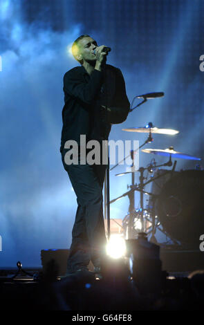 Chris Martin von Coldplay spielt auf der Bühne während der MTV Europe Music Awards 2002 im Palazzo Sant Jordi. Stockfoto