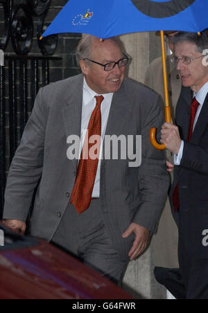 Der Chef der Vereinten Nationen, Hans Blix, verlässt 10 Downing Street, London, nach einem Treffen mit Premierminister Tony Blair. Der Premierminister hat heute Blix gesagt, dass der Irak von seinen Massenvernichtungswaffen entwaffnet werden muss - und Saddam hatte die Wahl, wie dies erreicht wurde. Während eines 30-minütigen Treffens in der Downing Street unterrichtete Dr. Blix Herrn Blair über seinen zweitägigen Besuch im Irak, der den Boden für die Rückkehr der Waffeninspektoren nächste Woche bereitete. Stockfoto