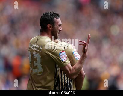 Der Rory McArdle (links) von Bradford City feiert das erreichen des zweiten Tores des Spiels auf seinen Seiten Stockfoto