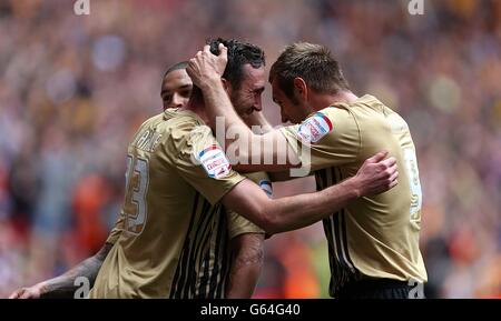 Der Rory McArdle (links) von Bradford City feierte mit dem Teamkollegen James Hanson (Mitte), der ihr erstes Tor erzielte, sein zweites Tor Stockfoto