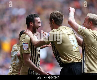 Der Rory McArdle (links) von Bradford City feierte mit dem Teamkollegen James Hanson (Mitte), der ihr erstes Tor erzielte, sein zweites Tor Stockfoto