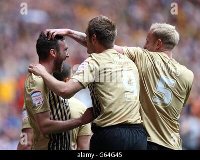 Der Rory McArdle (links) von Bradford City feierte mit dem Teamkollegen James Hanson (Mitte), der ihr erstes Tor erzielte, sein zweites Tor Stockfoto