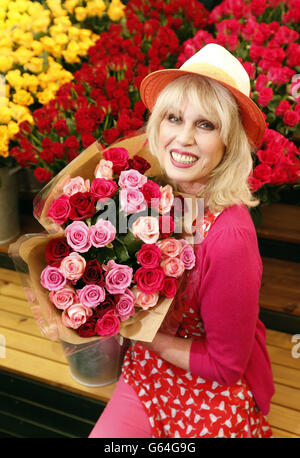 RHS Chelsea Flower Show. Joanna Lumley posiert vor dem M&amp;S-Stand auf der RHS Chelsea Flower Show, London. Stockfoto