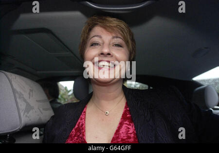 Anne Diamond, 45, ehemalige TV-Moderatorin und vor kurzem Teilnehmerin von Celebrity Big Brother, verlässt ihr Zuhause Headington in der Nähe von Oxford, nachdem sie aus dem Haus vertrieben wurde. *... Diamond wurde von der Öffentlichkeit in den Startraum gestellt, sagte aber, dass ihre Kinder während der TV-Show von Channel 4 behauptet hätten, dass sie eine coole Mutter sei. Zurück in dem mit der Kamera gefüllten Haus warteten die verbleibenden Teilnehmer - die Comicfigur sue Perkins, die TV-Quizshow-Moderatorin Les Dennis, der Ex-Boy-Bandstar Mark Owen und das Model Melinda Messenger - auf die nächste Räumung. Stockfoto