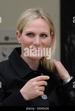 Zara Phillips schneidet auf der RHS Chelsea Flower Show in London einen Geburtstagskuchen, um 50 Jahre Rasenmäher von John Deere zu feiern. Stockfoto