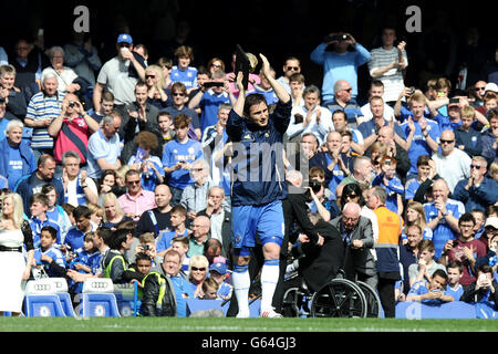 Fußball - Barclays Premier League - Chelsea gegen Everton - Stamford Bridge. Chelseas Frank Lampard applaudiert vor dem Anpfiff den Heimfans Stockfoto