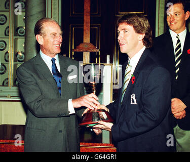 Der Duke of Edinburgh, Patron und Zwölfter Mann für die Lord's Taverners, überreicht dem Kapitän des Cricket Club Dermot Reeve des Warwickshire County die Britannic Assurance County Championship Trophy 1994 im Buckingham Palace. Stockfoto